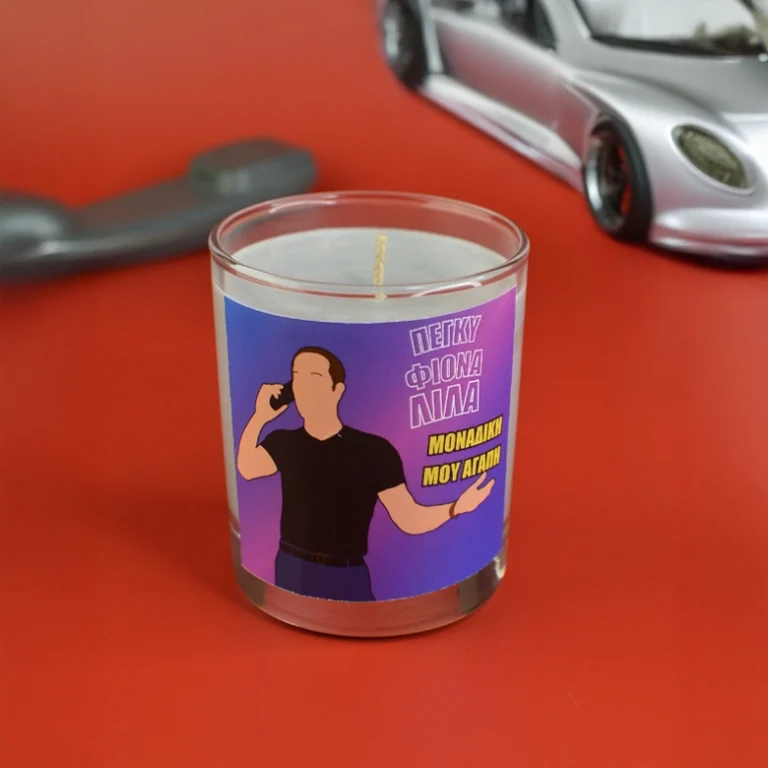 Αρωματικό κερί σόγιας σε δοχείο θεματικό, με αστεία ατάκα του "Μάνθου" από το "Κωνσταντίνου κι Ελένης".