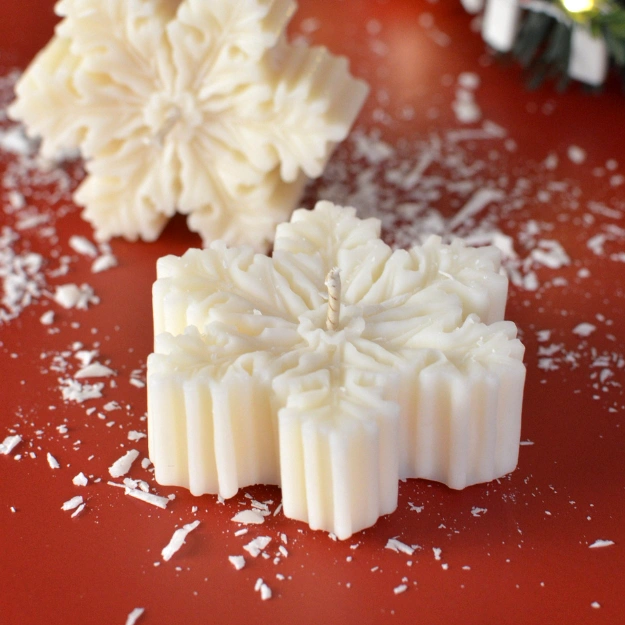 Αρωματικό κερί σε σχήμα χιονονιφάδας με άρωμα κουραμπιέ.