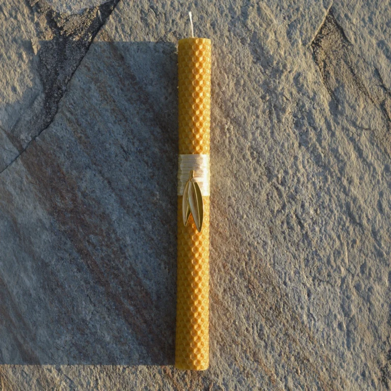 Λαμπάδα από 100% φυσικό μελισσοκέρι σε χρυσό χρώμα διακοσμημένη με χρυσή κορδέλα και χρυσά φύλλα ελιάς.