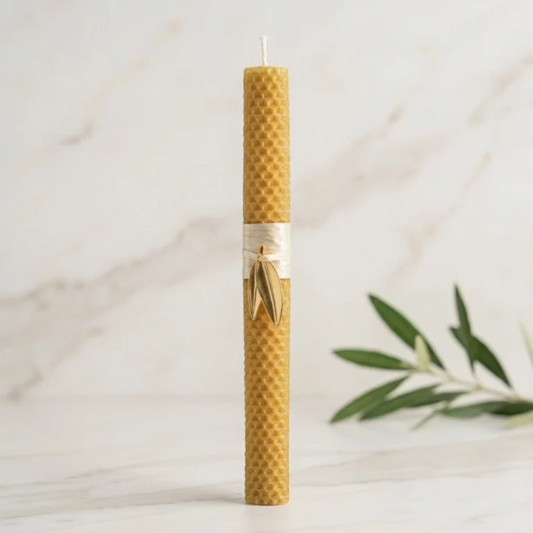 Χειροποίητη λαμπάδα από 100% μελισσοκέρι διακοσμημένη με χρυσή κορδέλα και χρυσά φύλλα ελιάς.
