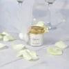 Μπομπονιέρα γάμου αρωματικό κερί σε βαζάκι με χρυσό καπάκι και κουφέτα.