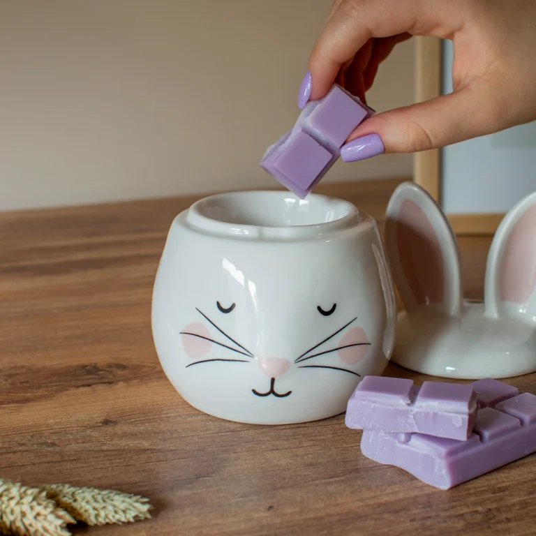 Αρωματιστής για χρήση με wax melts ή αιθέρια έλαια σε σχήμα λαγουδάκι και wax melts με άρωμα "Πασχαλιά".