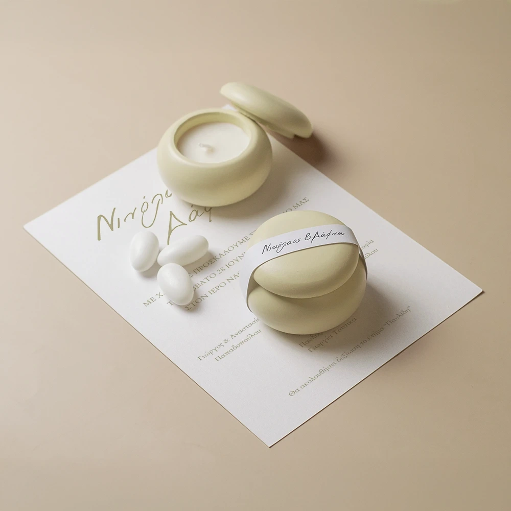 mpomponiera-gamou-macaron-keri-1- Μπομπονιέρες γάμου αρωματικό κερί σε κεραμικό δοχείο σε σχήμα μάκαρον, μαζί με κουφέτα σε τούλι.
