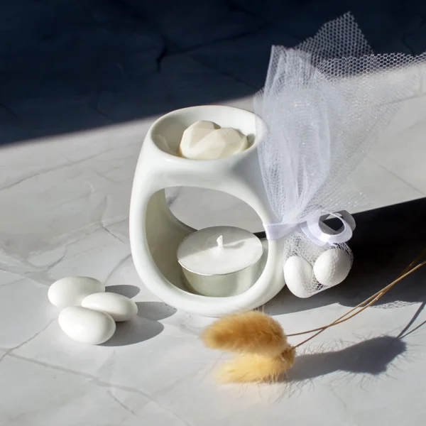 Μπομπονιέρα γάμου κεραμικός καυστήρας με Wax Melts και κουφέτα σε τούλι.