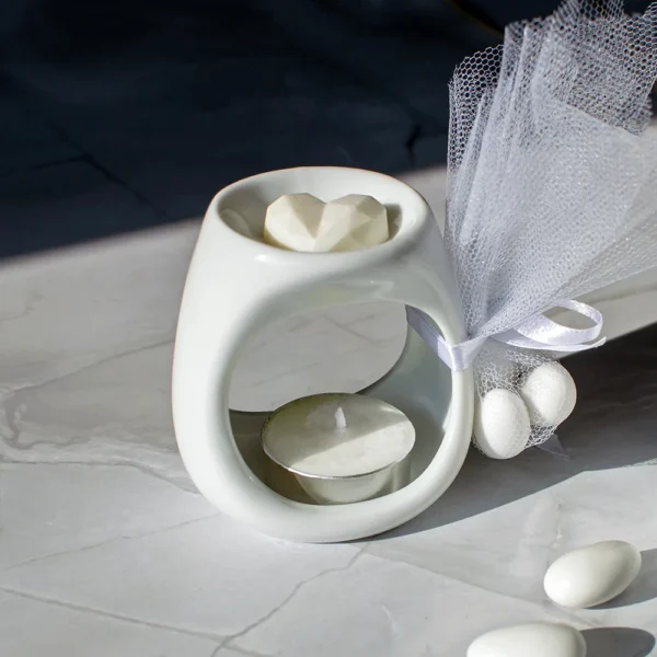Μπομπονιέρα γάμου κεραμικός καυστήρας με Wax Melts και κουφέτα σε τούλι.