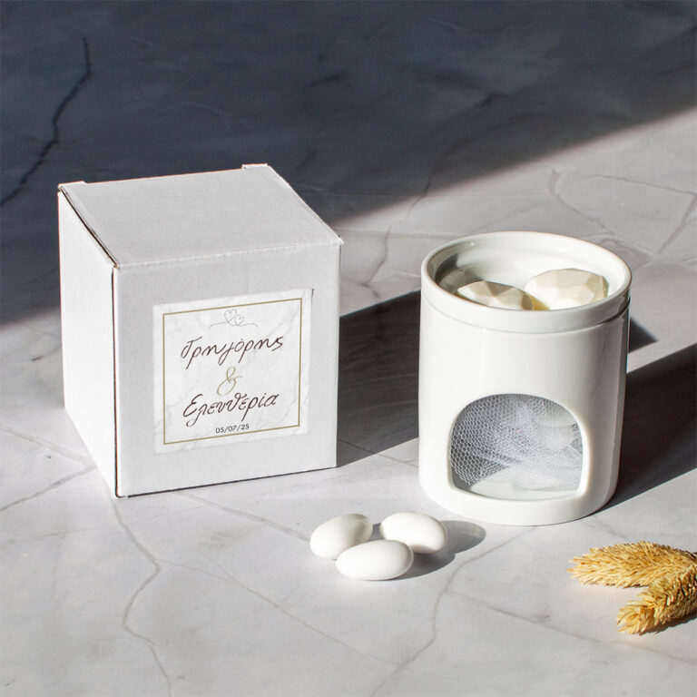 Μπομπονιέρα γάμου κεραμικός καυστήρας με Wax Melts, κουφέτα και λευκό κουτί με ετικέτα.