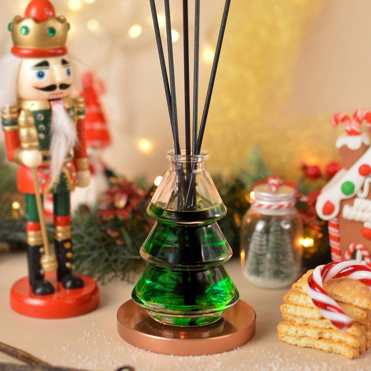 diffuser-santas-workshop Αρωματικό χώρου με στικς σε σχήμα Χριστουγεννιάτικο δέντρο, με άρωμα Santa's Workshop.