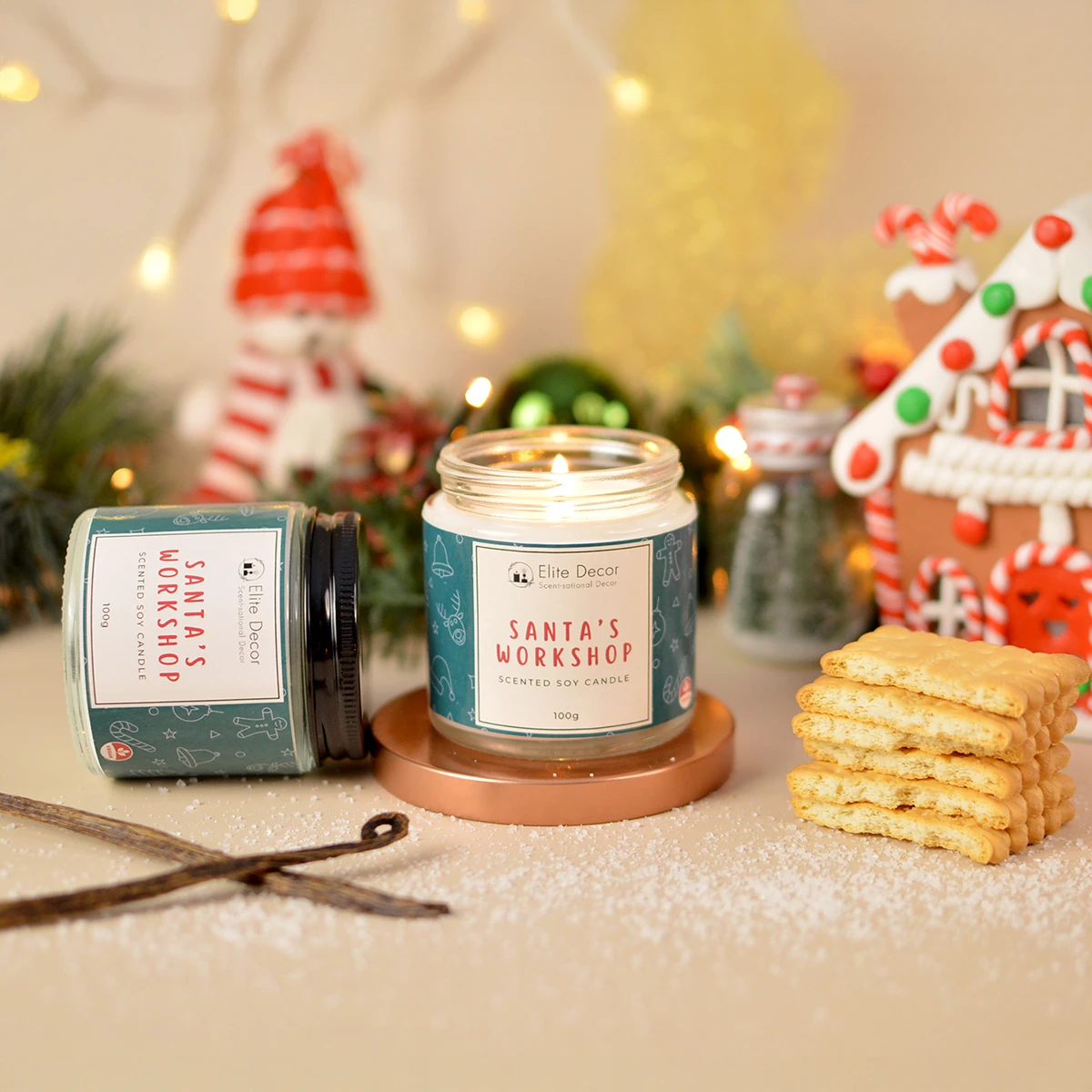 santas-workshop-keri Αρωματικό κερί σόγιας με Χριστουγεννιάτικο άρωμα σε γυάλινο δοχείο με καπάκι.