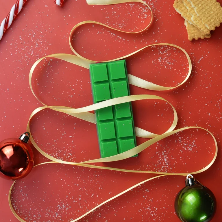 Αρωματικό κερί σε μορφή μπάρας wax melt με άρωμα Santa's Workshop και κουτί.