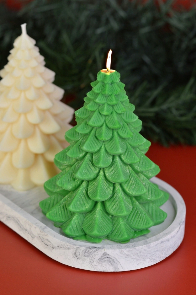 Αρωματικό κερί σε σχήμα Χριστουγεννιάτικου δέντρου με άρωμα μελομακάρονο.