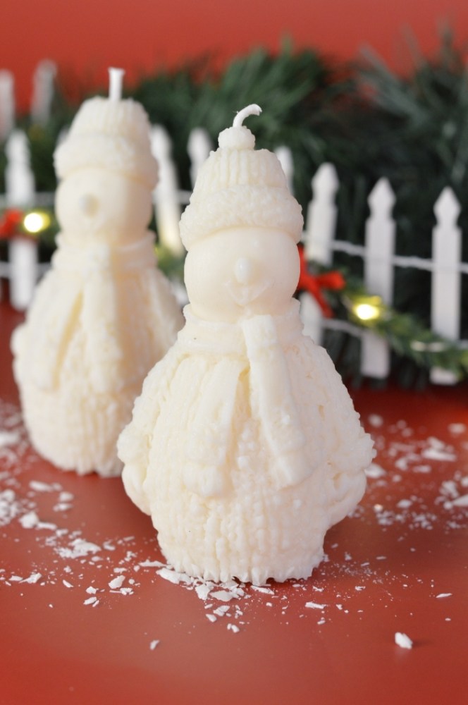 Αρωματικό κερί σε σχήμα χιονάνθρωπου με άρωμα Apple Pie.